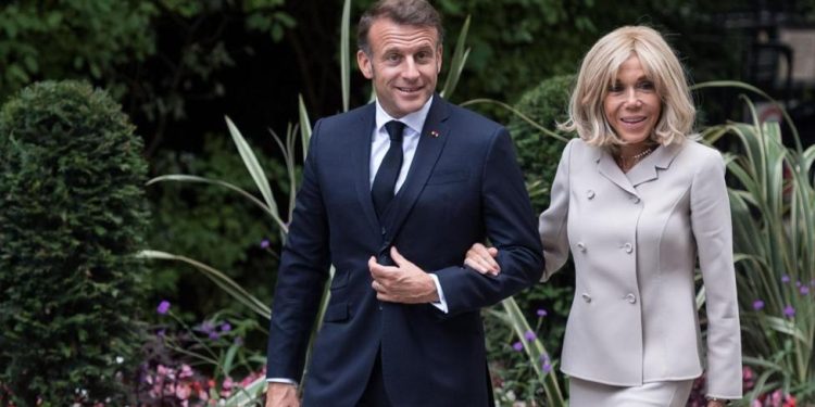 Los Macron presentarán pruebas científicas para demostrar que Brigitte es mujer