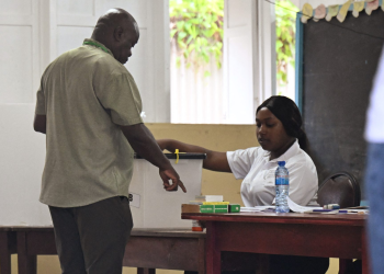 Abren los colegios electorales para las elecciones generales de Guyana