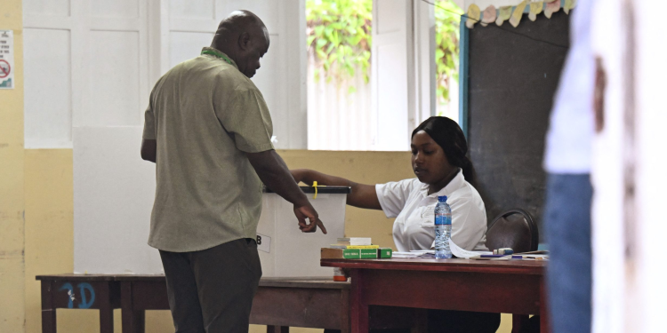 Abren los colegios electorales para las elecciones generales de Guyana