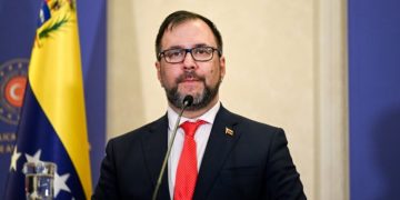 Venezuela está "preparada" para "disuadir" cualquier "aventura" de EE.UU., dice canciller