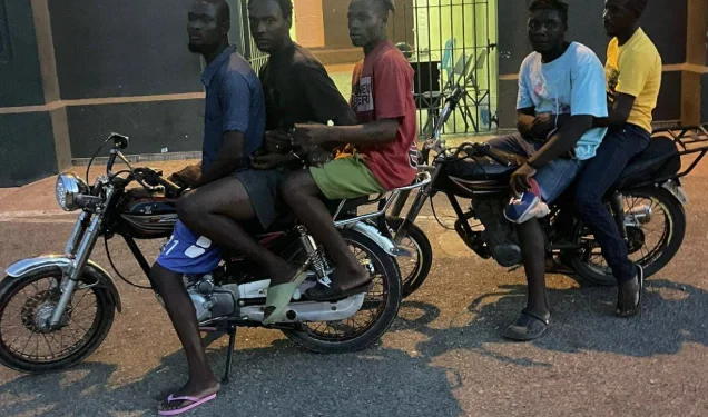 Ejército incauta motocicletas y arresta a cinco haitianos en Palo Verde, Montecristi