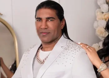 Omega El Fuerte sorprende a su pareja con un Mercedes Benz como regalo de cumpleaños