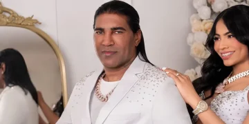 Omega El Fuerte sorprende a su pareja con un Mercedes Benz como regalo de cumpleaños