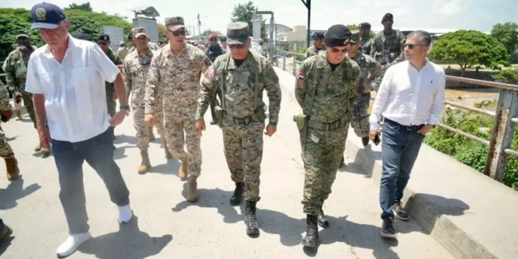 Ministro de Defensa encabeza recorrido por la frontera junto a asesores del Poder Ejecutivo