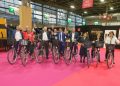 David Collado llega en bicicleta a la feria Top Resa París 2025