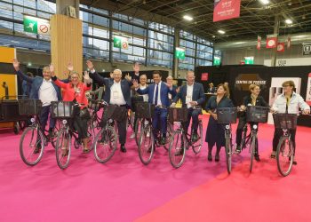 David Collado llega en bicicleta a la feria Top Resa París 2025