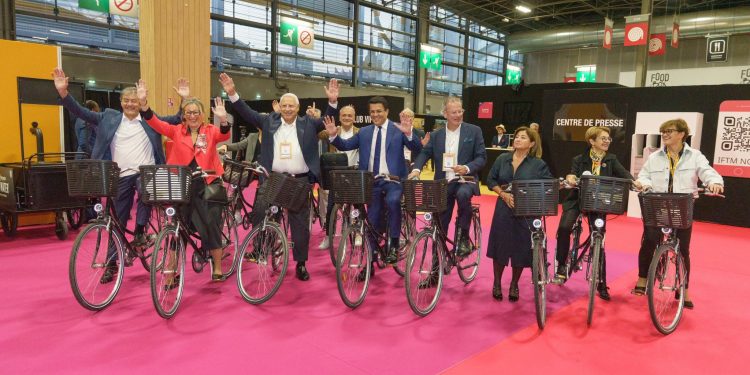 David Collado llega en bicicleta a la feria Top Resa París 2025