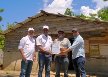 Programa “Títulos en Casa” beneficia a familias de El Pocito en Montecristi 