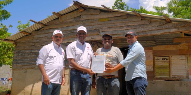 Programa “Títulos en Casa” beneficia a familias de El Pocito en Montecristi 