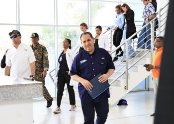 Entrega equipos y supervisa obras hospitalarias en el Este