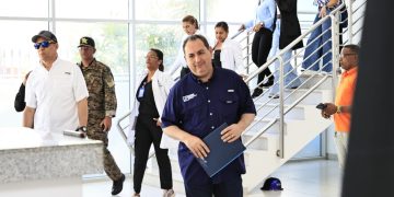 Entrega equipos y supervisa obras hospitalarias en el Este