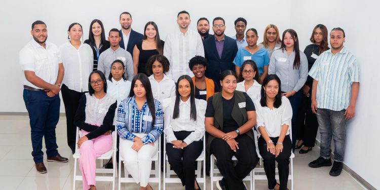 “Aquí comienza su futuro”: Ministro Carlos Valdez recibe a los primeros 20 pasantes del programa Mi Primera Oportunidad