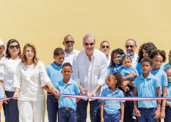 Con la entrega de 70 viviendas, presidente Abinader transforma la vida de familias