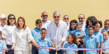 Con la entrega de 70 viviendas, presidente Abinader transforma la vida de familias