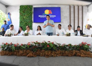 David Collado deja iniciada reconstrucción plaza de vendedores en playa Mino en Río San Juan