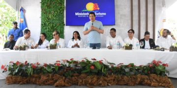 David Collado deja iniciada reconstrucción plaza de vendedores en playa Mino en Río San Juan