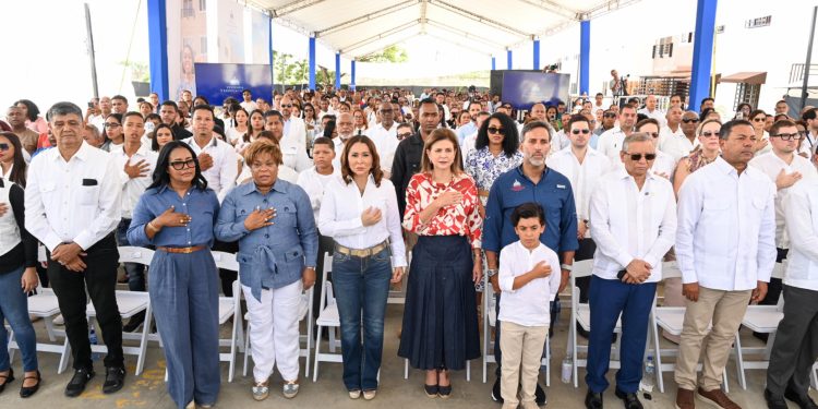 Ministerio Mujer transforma la vida de 36 mujeres a través del "Bono Mujer"