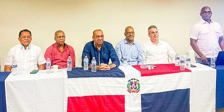 Deligne visita seccionales del Caribe promoviendo fortalecimiento PRM