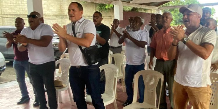 Choferes de Los Alcarrizos denuncian alcalde Junior Santos pretende apoderarse de rutas alimentadoras