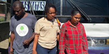 Ejército detiene cobrador de autobús en el que viajaban indocumentados en San Juan de la Maguana