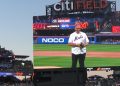 Cónsul dominicano Jesús Vásquez realiza lanzamiento de honor en el Citi Field durante el Mes de la Hispanidad