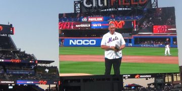 Cónsul dominicano Jesús Vásquez realiza lanzamiento de honor en el Citi Field durante el Mes de la Hispanidad