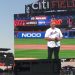 Cónsul dominicano Jesús Vásquez realiza lanzamiento de honor en el Citi Field durante el Mes de la Hispanidad