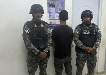 Policía recupera vehículo robado, ocupa drogas y detiene varias personas en Sabana Perdida, SDN