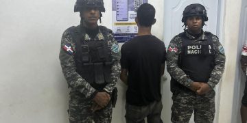 Policía recupera vehículo robado, ocupa drogas y detiene varias personas en Sabana Perdida, SDN