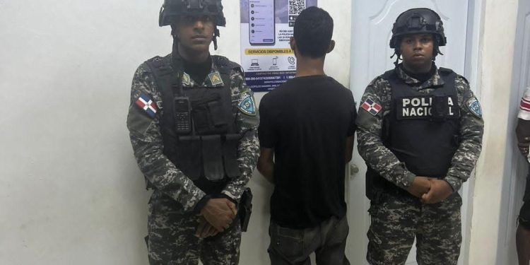 Policía recupera vehículo robado, ocupa drogas y detiene varias personas en Sabana Perdida, SDN