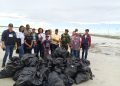 Medio Ambiente desarrolla jornada de limpieza en Boca Chica en el marco del Día Internacional de Limpieza de Playas