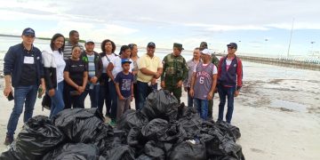Medio Ambiente desarrolla jornada de limpieza en Boca Chica en el marco del Día Internacional de Limpieza de Playas