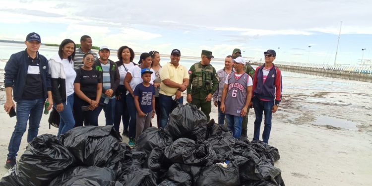 Medio Ambiente desarrolla jornada de limpieza en Boca Chica en el marco del Día Internacional de Limpieza de Playas