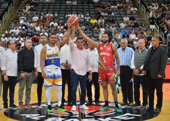 Ministro Kelvin Cruz hace saque de honor en juego Mauricio Báez vs Bameso en Prudential Center, New Jersey