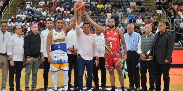Ministro Kelvin Cruz hace saque de honor en juego Mauricio Báez vs Bameso en Prudential Center, New Jersey
