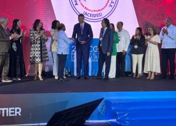 Dr. Mario García recibe la Medalla Presidencial al Mérito Civil en el marco del 23 CCGautier 2025