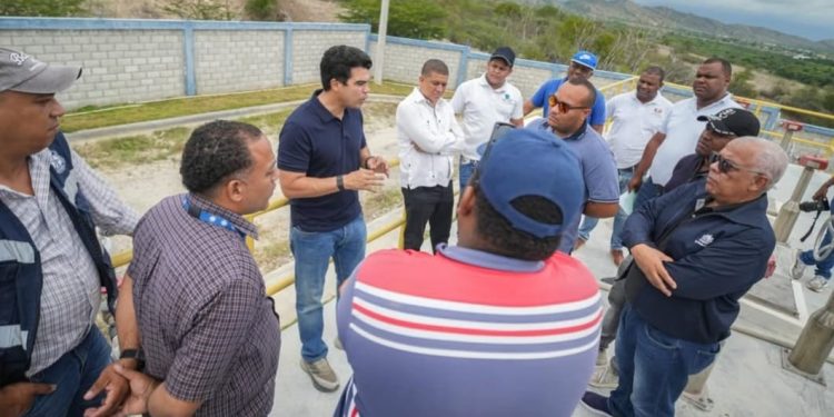 Wellington Arnaud se reune con comunitarios de Azua