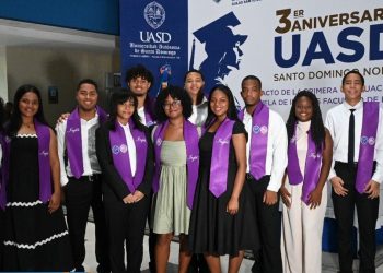 UASD celebra graduación de estudiantes de idiomas en SDN