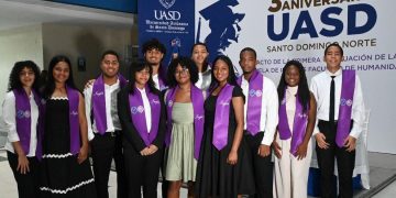 UASD celebra graduación de estudiantes de idiomas en SDN