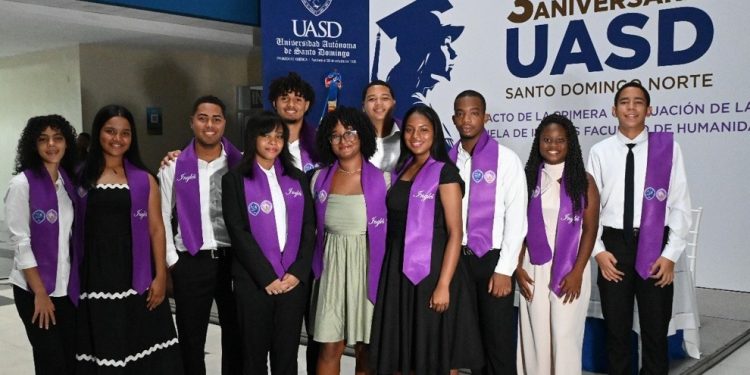 UASD celebra graduación de estudiantes de idiomas en SDN