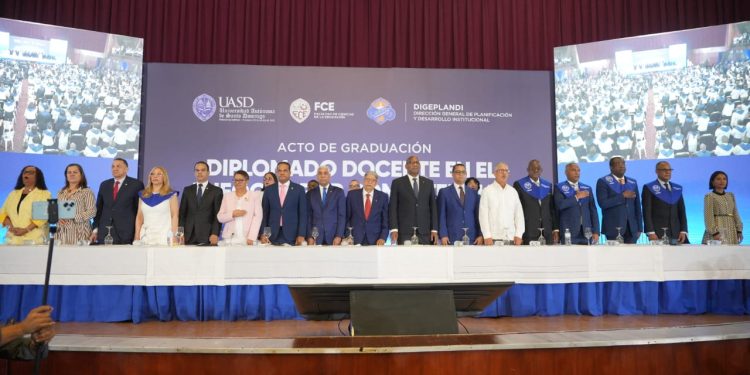 Rector de la UASD destaca compromiso docente en graduación de 2,411 profesores del Diplomado en Enfoque por Competencias