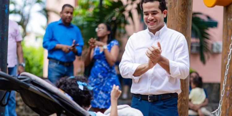 Senador Omar Fernández entrega parque inclusivo para niños con discapacidad