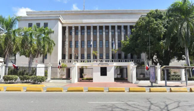 MINERD aplica sanciones por uso inapropiado de instalaciones escolares