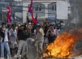 Nepal extendió el toque de queda tras los violentos disturbios que dejaron 25 muertos y forzaron la renuncia del gobierno