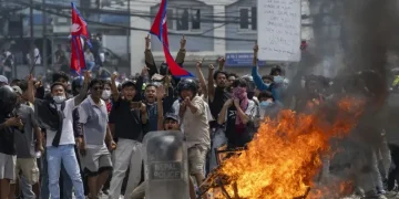 Nepal extendió el toque de queda tras los violentos disturbios que dejaron 25 muertos y forzaron la renuncia del gobierno
