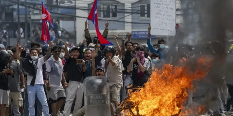 Nepal extendió el toque de queda tras los violentos disturbios que dejaron 25 muertos y forzaron la renuncia del gobierno