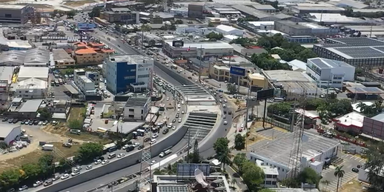 MOPC muestra avances del proyecto vial en SDO