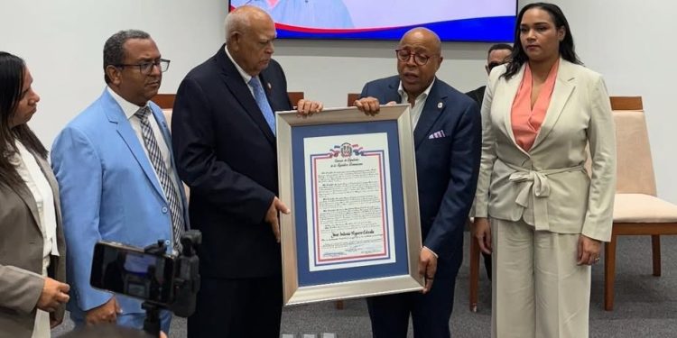 Reconocen al neurocirujano José Antonio Peguero Calzada