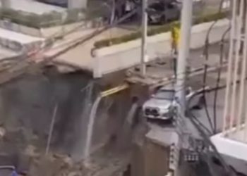 Gran socavón frente a hospital Bangkok obliga evacuación urgente de la zona