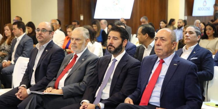 Miguel Ceara Hatton destaca logros y desafíos en los seguros Familiar de Salud y Riesgos Laborales